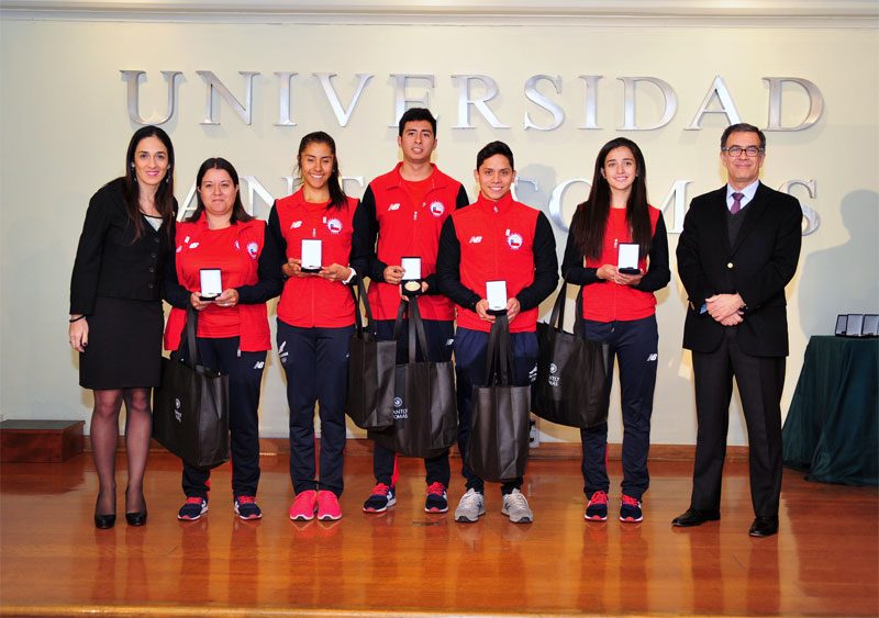 autoridades UST y medallistas de cochabamba
