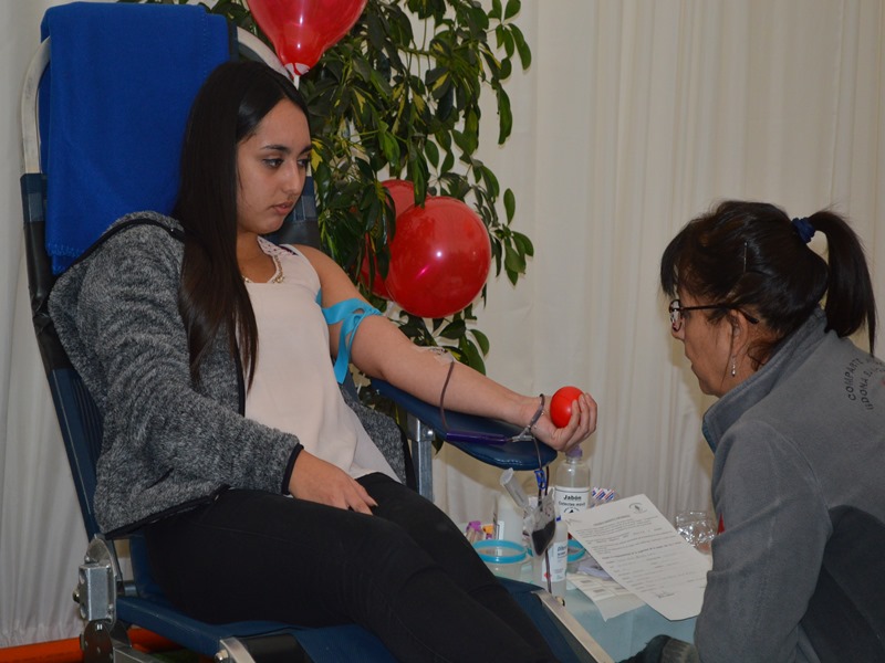 Estudiantes Santo Tomás donaron sangre