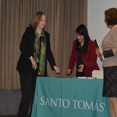 La Rectora de Santo Tomás Temuco, Rosemarie Junge, firma el acta de constitución