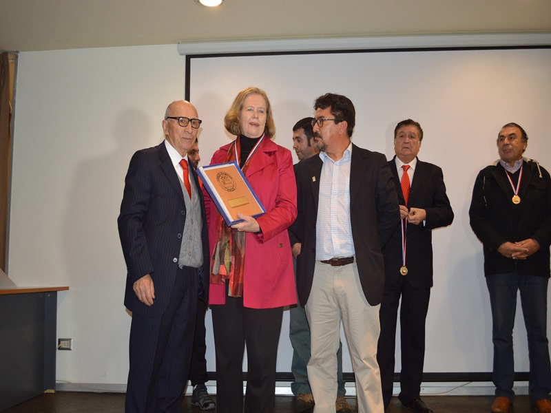 La Rectora de Santo Tomas Temuco, Rosemarie Junge, recibió un reconocimiento especial por su constante apoyo al desarrollo del deporte regional