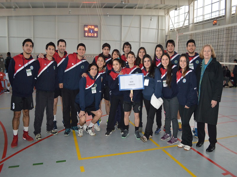 Gisela Antonio, directora de Formación e Identidad de Santo Tomás Temuco, saludó a los jóvenes deportistas