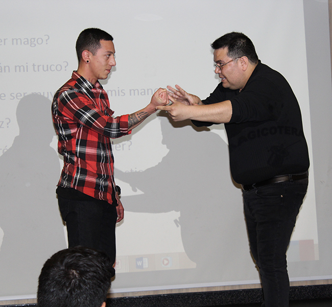 Enseñó algunos trucos a los estudiantes.