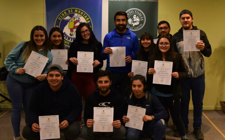 Certificación de Estudiantes de Turismo junto a jefe de carrera Manuel Triviño