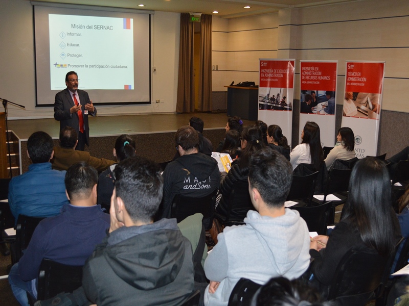 Charla Educación Financiera de Sernac Araucanía para carreras Administración Santo Tomás Temuco