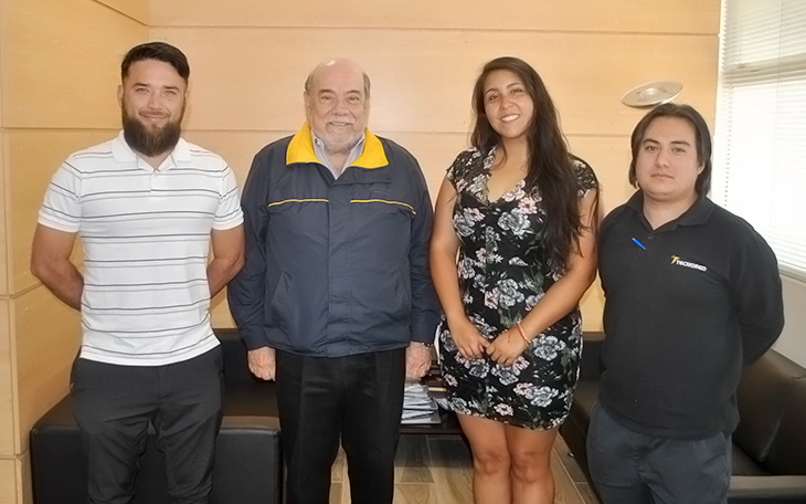 Alumnos Sello junto al rector de Santo Tomás Viña del Mar.