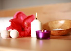 flor, vela y elementos aromáticos usados en terapias complementarias