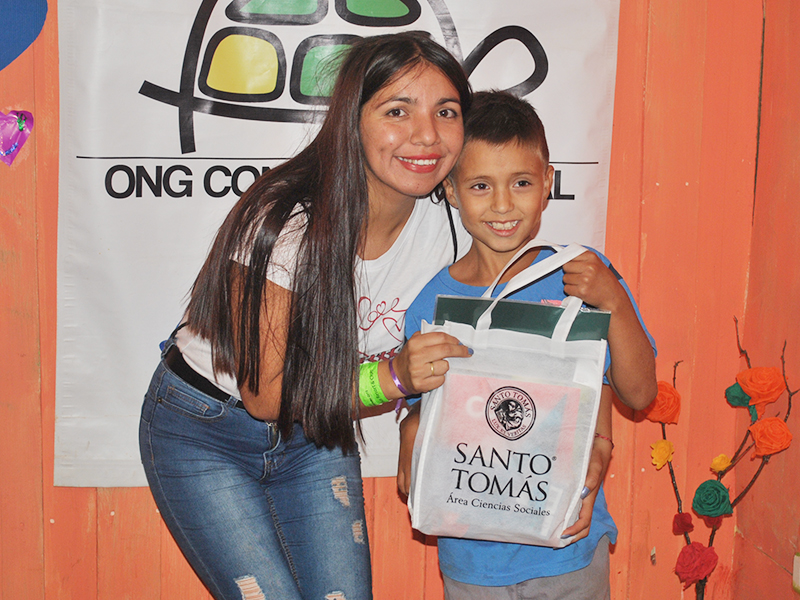 Alumnos de Santo Tomás entregan donación de útiles escolares a niños de la Parcela 11 de Forestal Alto en Viña del Mar