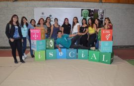 Un grupo de jóvenes posa con cubos de colores y la frase "i Social", en el marco de la promoción de la campaña de Innovación Social.