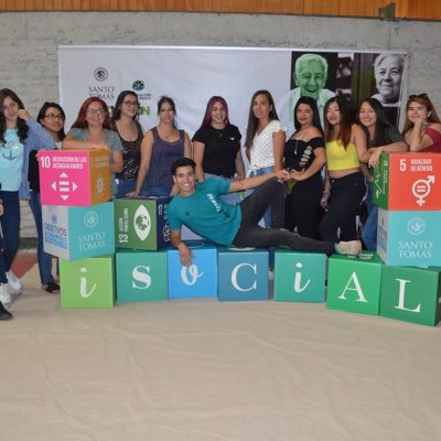 Un grupo de jóvenes posa con cubos de colores y la frase "i Social", en el marco de la promoción de la campaña de Innovación Social.