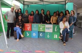 Un grupo de estudiantes posan junto unos cubos que forman la frase i social, luego de haber recibido la beca reconocimiento escolar de Santo Tomás.