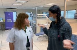 Dos mujeres conversan en una clínica odontolígica.