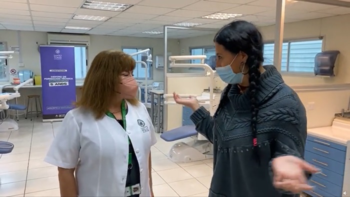 Dos mujeres conversan en una clínica odontolígica.