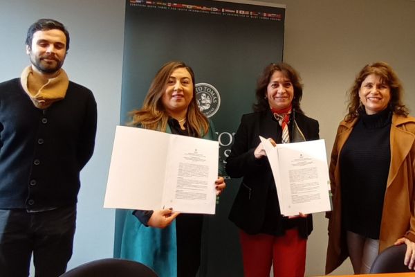 Autoridades de Santo Tomás en Valdivia y de la Fundación para la Superación de la Pobreza firman convenio.