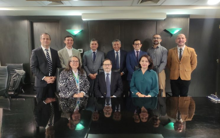 Representantes del IP CFT Santo Tomás y Asociación de Cooperativas de Chile se reunieron para formalizar convenio