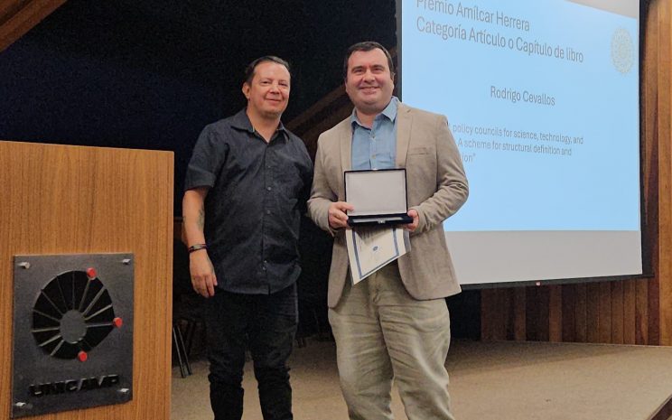 Rodrigo Cevallos Recibe Premio Amílcar Herrera